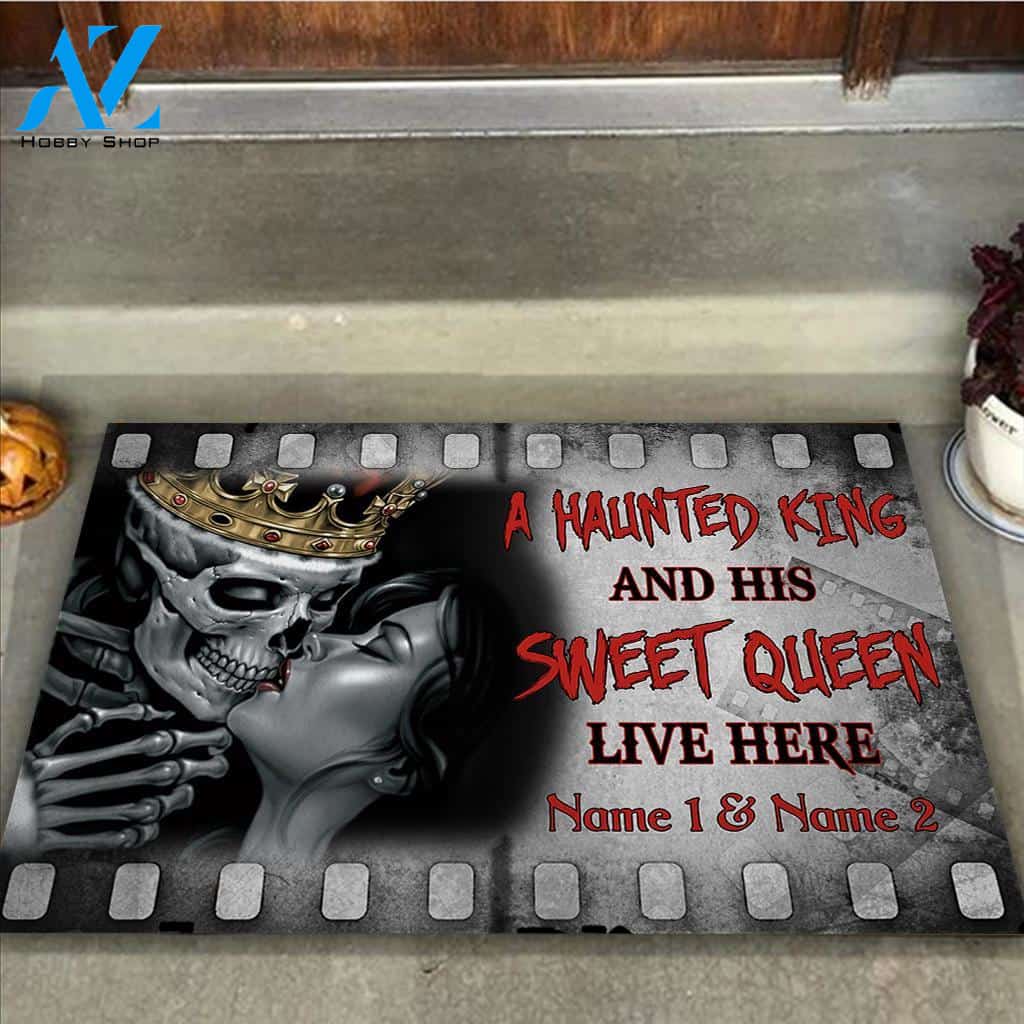 A Haunted King And His Sweet Queen - Skull Personalized Doormat