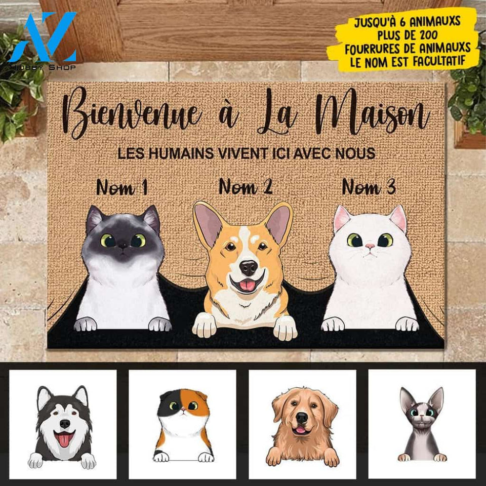 Les humains vivent ici avec nous French - Funny Personalized Pet Doormat 