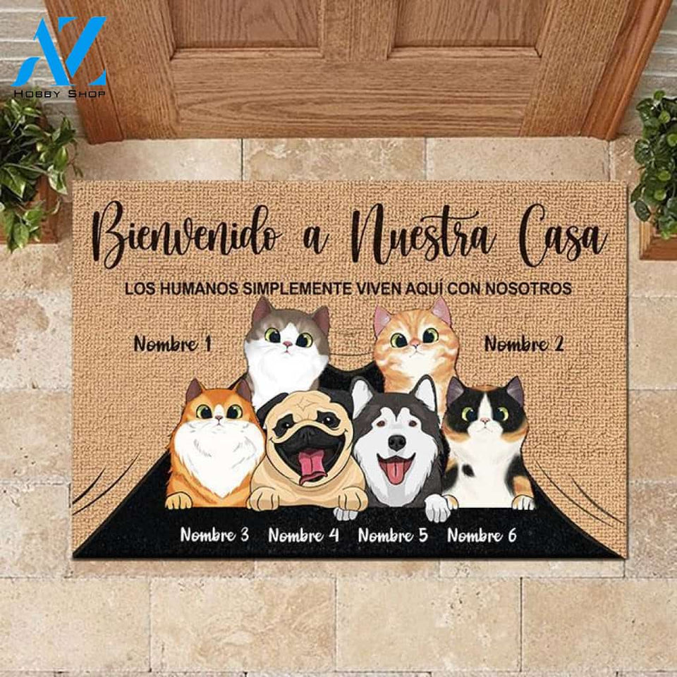 Los humanos simplemente viven aquí con nosotros Spanish - Funny Personalized Pet Doormat | WELCOME MAT | HOUSE WARMING GIFT