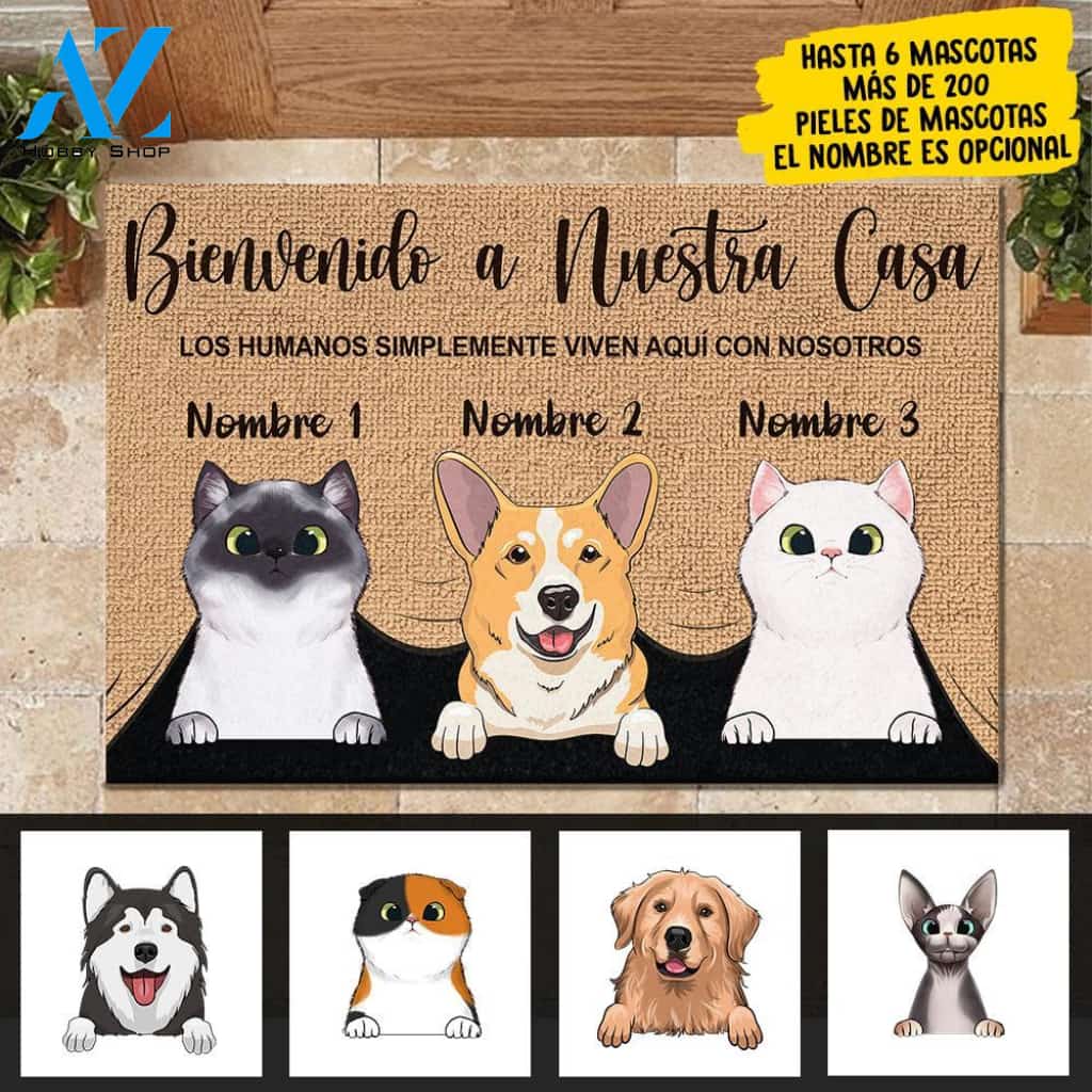 Los humanos simplemente viven aquí con nosotros Spanish - Funny Personalized Pet Doormat | WELCOME MAT | HOUSE WARMING GIFT