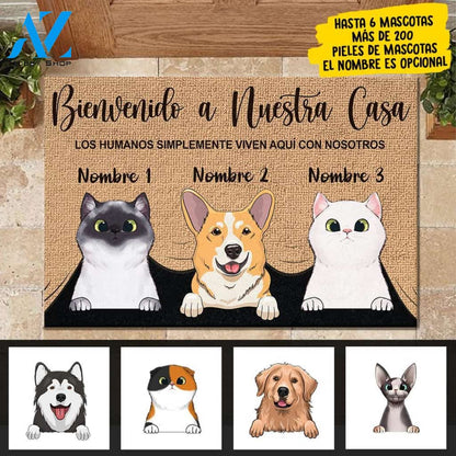 Los humanos simplemente viven aquí con nosotros Spanish - Funny Personalized Pet Doormat | WELCOME MAT | HOUSE WARMING GIFT