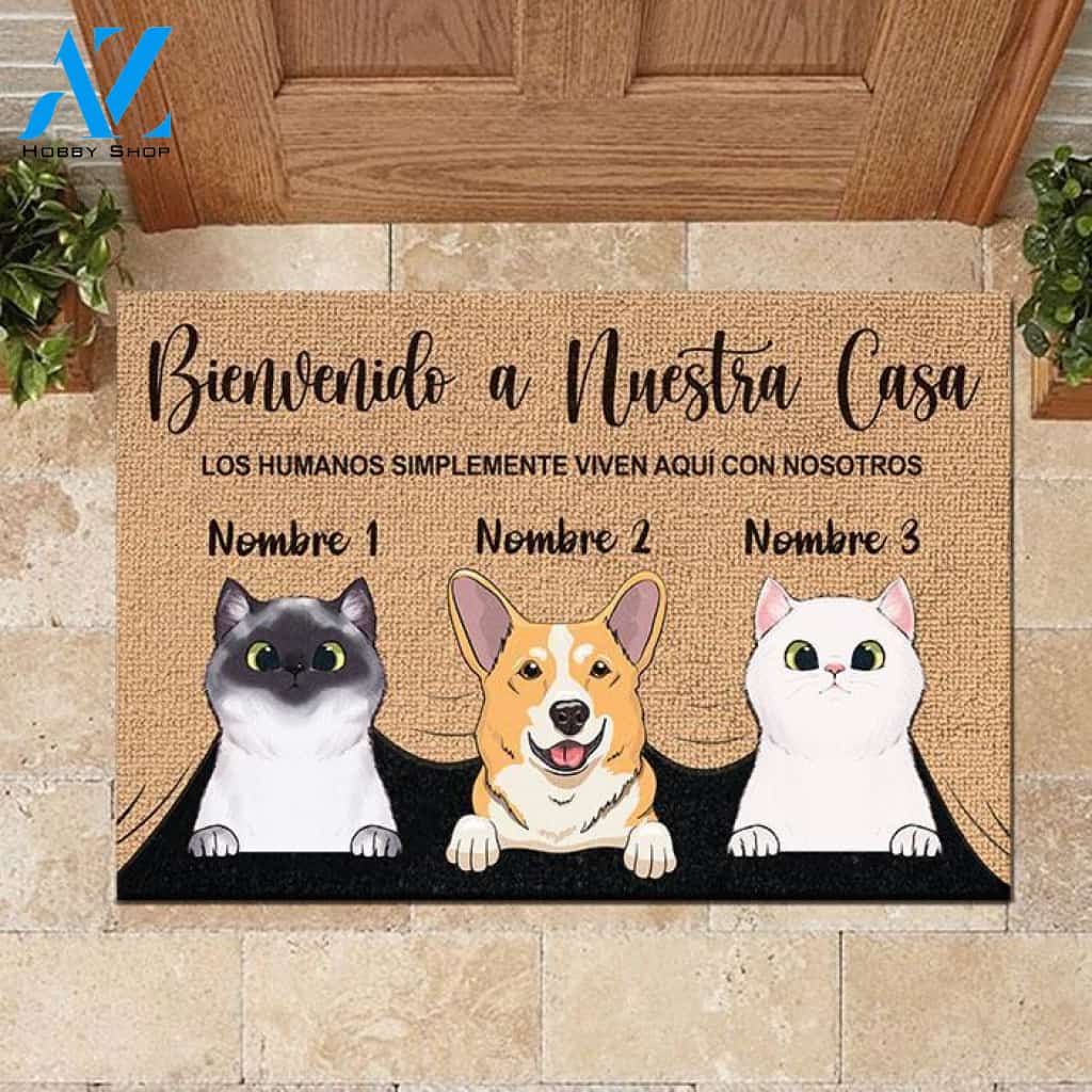 Los humanos simplemente viven aquí con nosotros Spanish - Funny Personalized Pet Doormat | WELCOME MAT | HOUSE WARMING GIFT