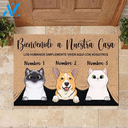 Los humanos simplemente viven aquí con nosotros Spanish - Funny Personalized Pet Doormat | WELCOME MAT | HOUSE WARMING GIFT