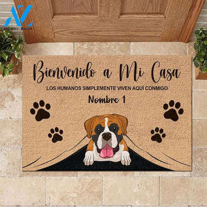 Los humanos simplemente viven aquí con nosotros Spanish - Funny Personalized Pet Doormat | WELCOME MAT | HOUSE WARMING GIFT