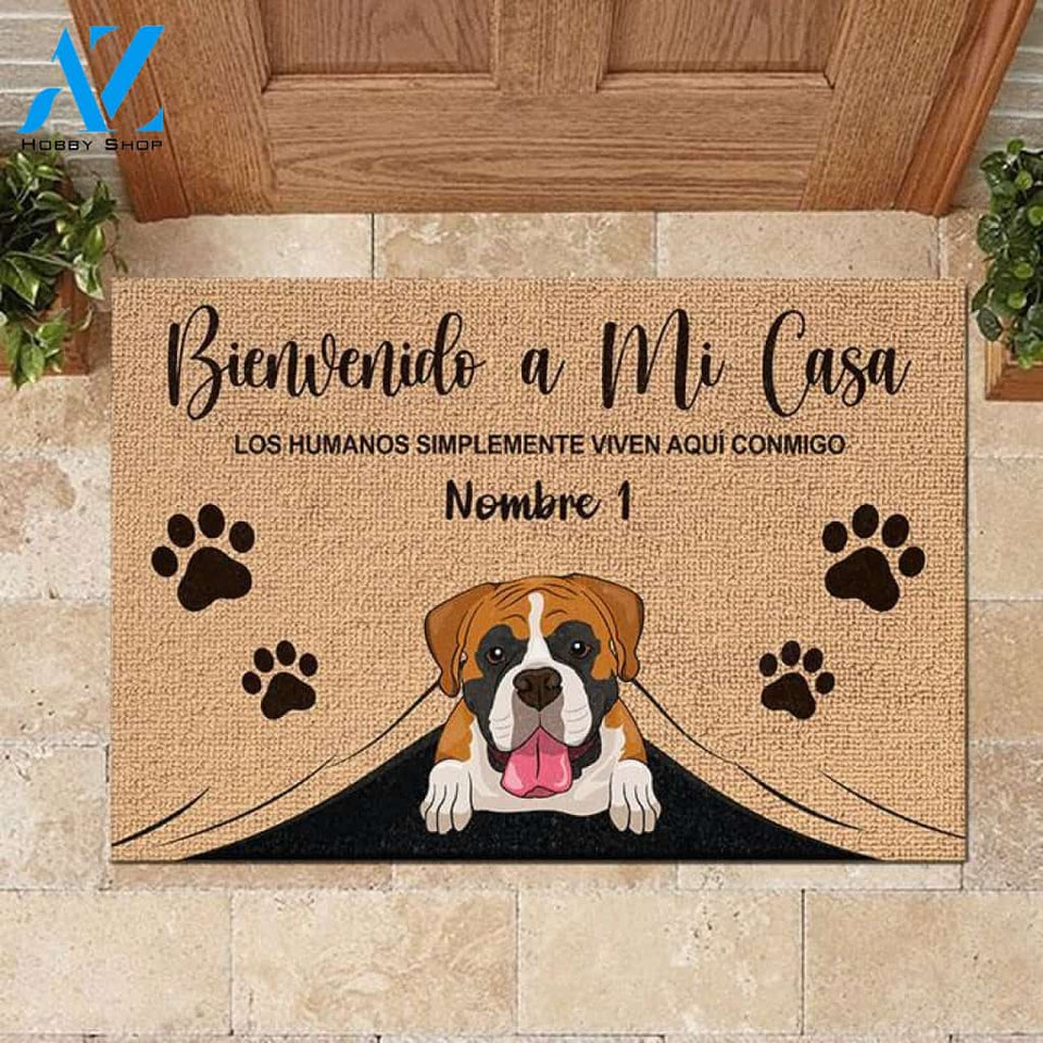 Los humanos simplemente viven aquí con nosotros Spanish - Funny Personalized Pet Doormat | WELCOME MAT | HOUSE WARMING GIFT