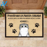 Mantenga La Puerta Cerrada Spanish - Funny Personalized Cat Doormat (WT) 