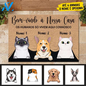 Os humanos só vivem aqui connosco Portuguese - Funny Personalized Pet Doormat 