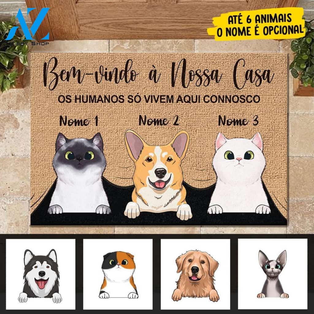 Os humanos só vivem aqui connosco Portuguese - Funny Personalized Pet Doormat | WELCOME MAT | HOUSE WARMING GIFT