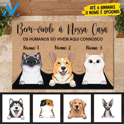 Os humanos só vivem aqui connosco Portuguese - Funny Personalized Pet Doormat | WELCOME MAT | HOUSE WARMING GIFT