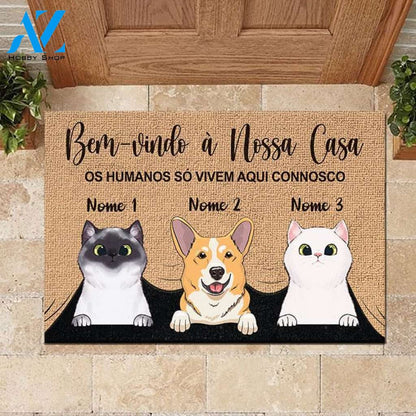 Os humanos só vivem aqui connosco Portuguese - Funny Personalized Pet Doormat | WELCOME MAT | HOUSE WARMING GIFT