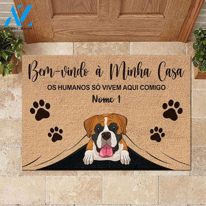 Os humanos só vivem aqui connosco Portuguese - Funny Personalized Pet Doormat | WELCOME MAT | HOUSE WARMING GIFT