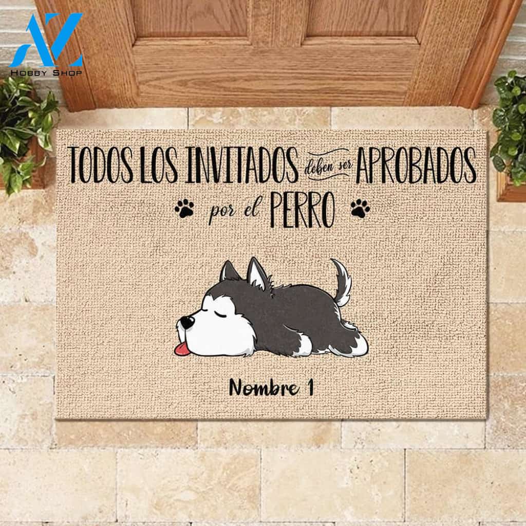 Todos los invitados deben ser aprobados por el perro Spanish - Funny Personalized Dog Doormat 