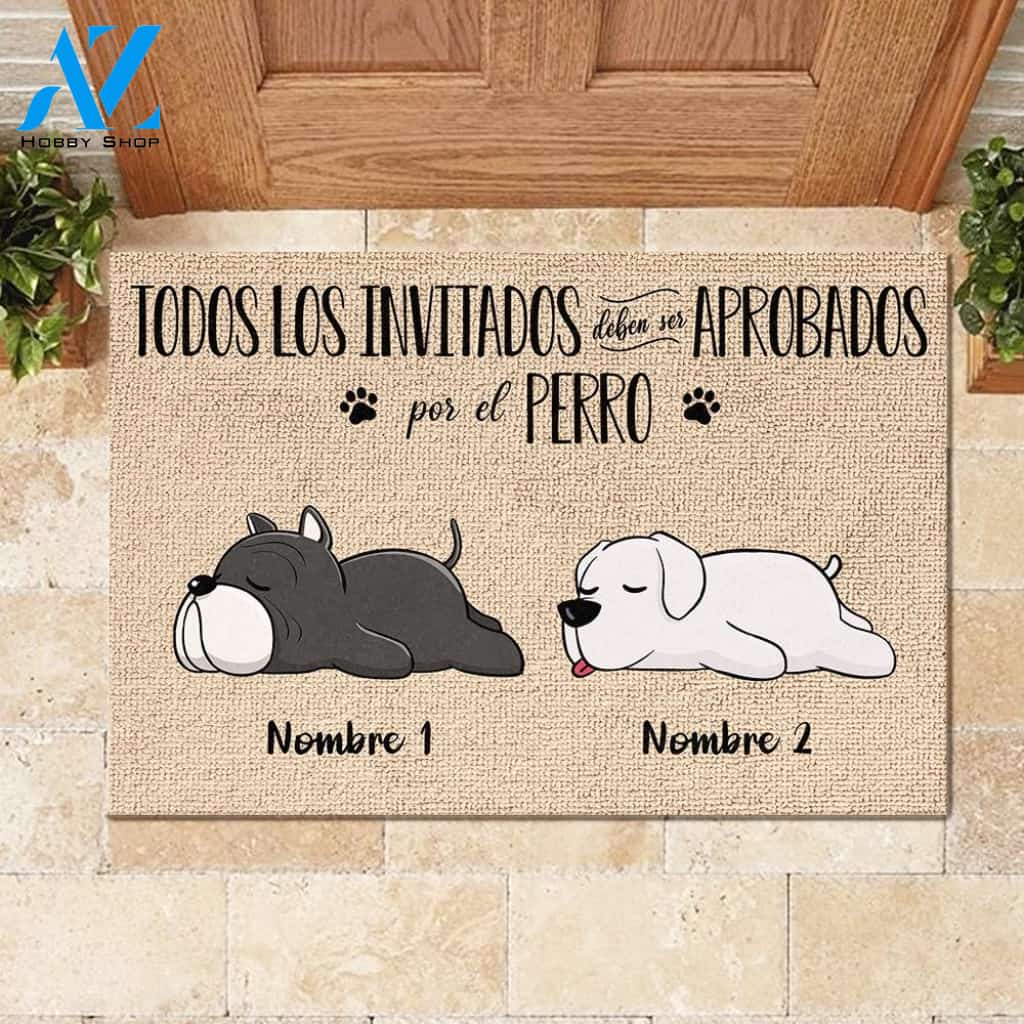 Todos los invitados deben ser aprobados por el perro Spanish - Funny Personalized Dog Doormat 