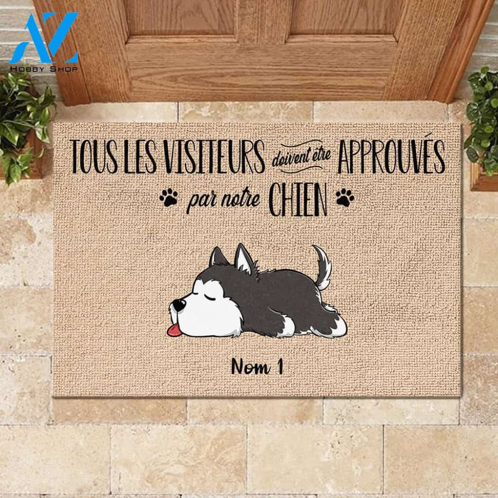 Tous les visiteurs doivent être approuvés par notre chien French - Funny Personalized Dog Doormat 